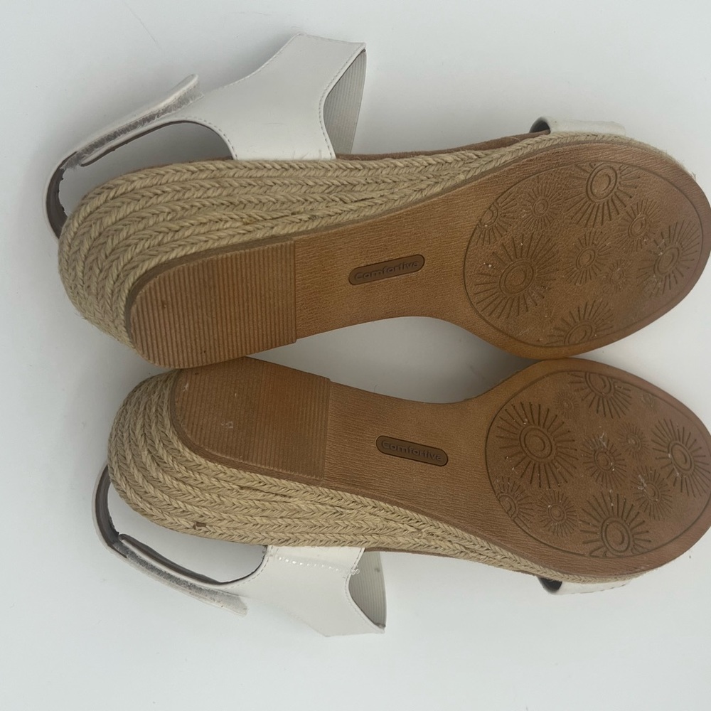 Comfortiva Women's Cream Gold stud stoned comfort memory foam Sandals size 11 - Picture 8 of 8